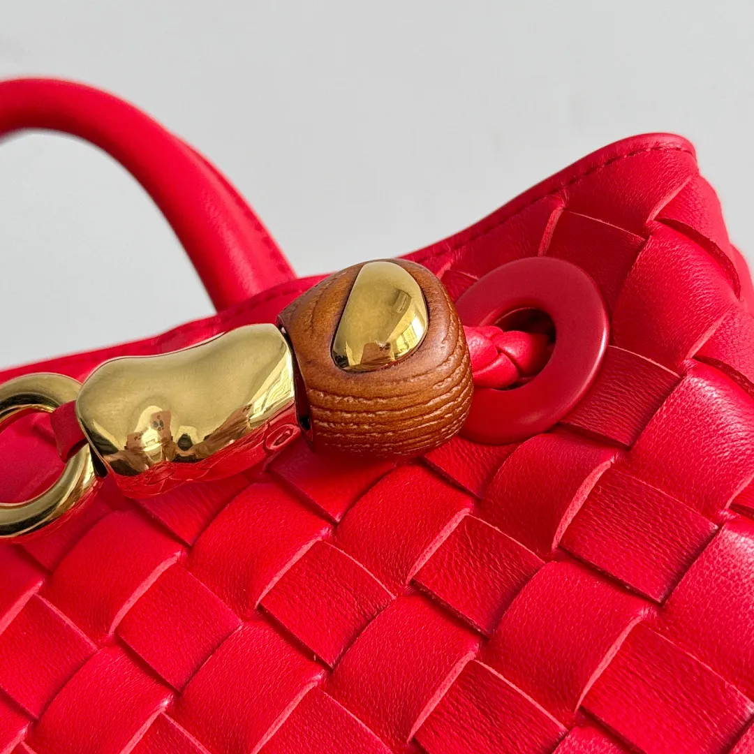 The new Andiamo batch of 3060 BV is shipped‼ ️The classic intercciato weaving process is used to create a soft bag, the metal knot is made of micro-cast aluminum using jewelry technology🪢, and the decorative beads are made of metal and hand-polished oak, allowing you to jump repeatedly between elegance and fun💃, making it unpredictable. Classic and versatile, it shows off your temperament, and the bag has a large capacity, making it very convenient for daily commuting! It has a variety of carrying methods, the shoulder straps can be adjusted by yourself, the original lambskin feels soft and delicate, and the unisex style breaks gender boundaries and brings a more practical and long-lasting use experience. The Andiamo, which has both elegant and casual styles, perfectly interprets the "fashionable old money style". Style No.: 743568+Wood Hardware Color: National Flag Red Size: 25*22*10.5cm